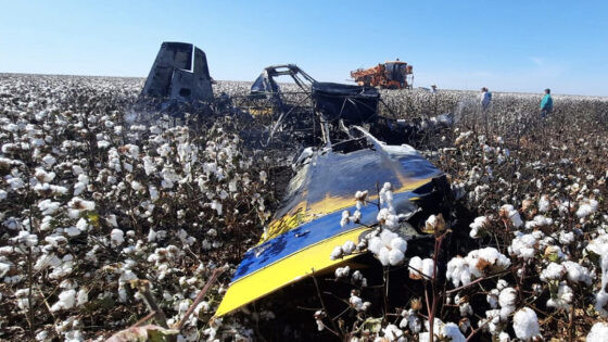 Avião agrícola caiu em fazenda de algodão e explodiu.