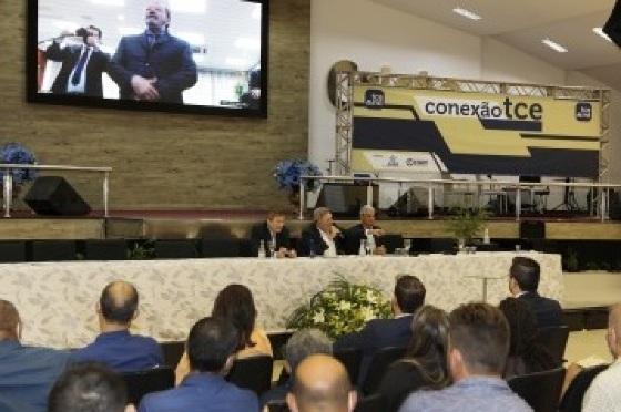 Ao longo da manhã, uma série de palestras foi ministrada