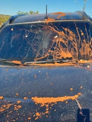 Carro de juiz foi atingido por fezes de animais, estrume, terra e ovos enquanto ele dirigia