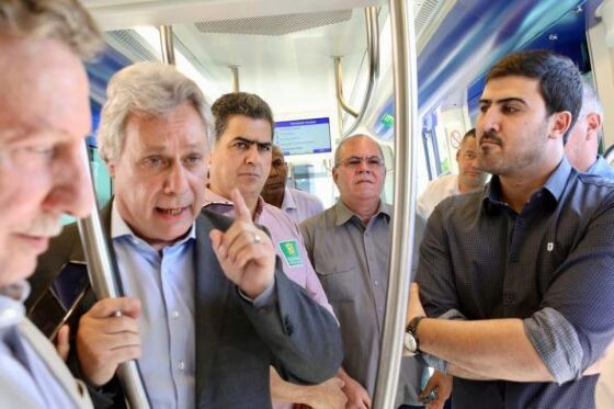A comitiva percorreu trajeto do VLT, até onde estão os vagões, em Várzea Grande