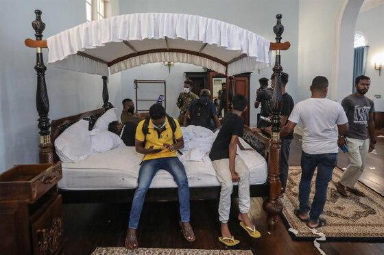 Manifestantes invadem o palácio presidencial no Sri Lanka