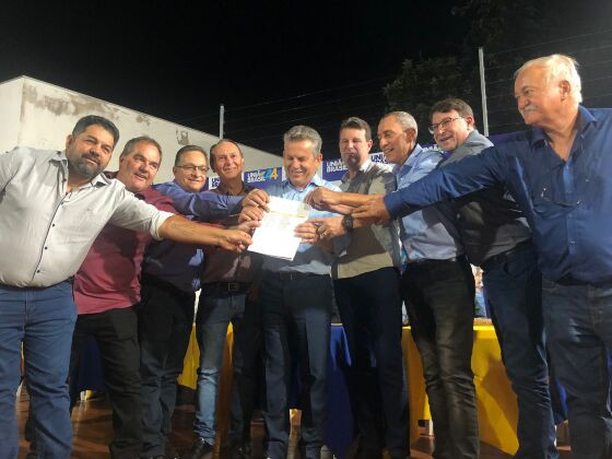 Mauro recebeu carta assinada pelos prefeitos durante ato político na sede do União Brasil