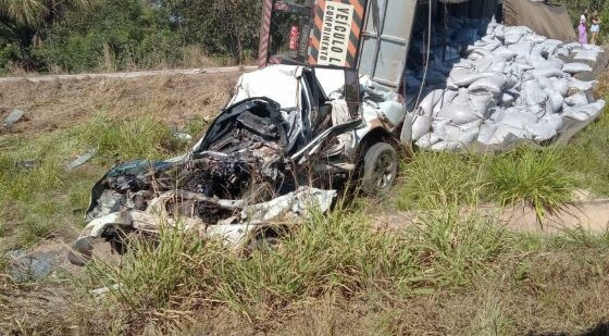 Acidente envolveu duas carretas e cinco carros