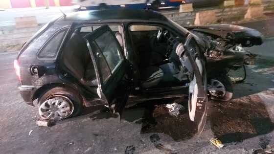 Carro ficou bastante destruído após batida