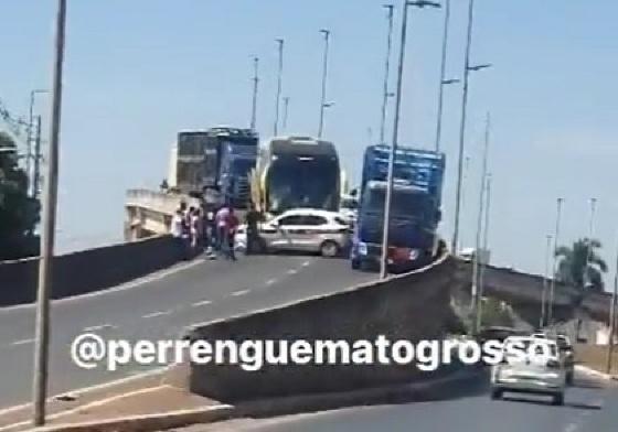 No vídeo é possível ver o carro atravessado na pista, sobre o Viaduto do Tijucal