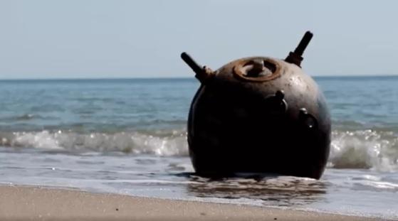 "Foi até a beira d´água, deu alguns passos mar adentro e... explodiu após pisar em uma mina enterrada na areia da praia."