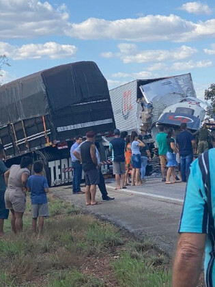Motoristas morreram no local depois que os caminhões se chocaram frontalmente,