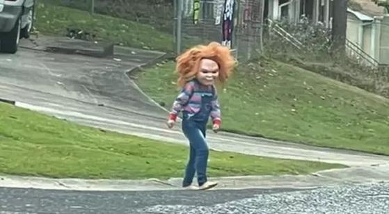 Menino de 5 anos se veste de Chucky e assusta cidade dos EUA