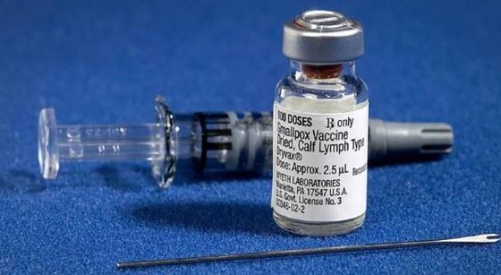 Dose de imunizante. Embora não haja vacina específica para a varíola do macaco, vários países estão estocando doses contra a varíola comum, para uso em caso de epidemia
