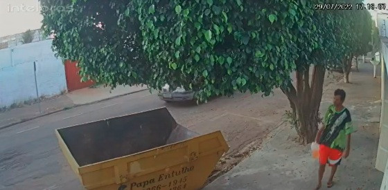 Câmera de segurança registrou ação do incendiário.