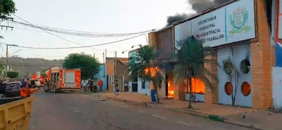 Incêndio criminoso destruiu sede da secretaria de assistência social de Pontes e Lacerda.