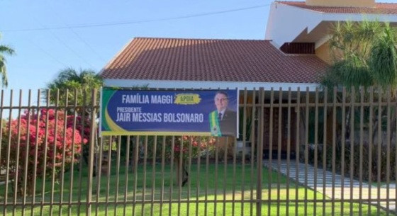 Um Banner grande apareceu nas grades de uma casa da família
