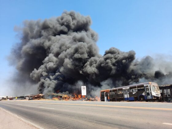 Incêndio atinge ônibus e caminhões em ferro velho em Várzea Grande