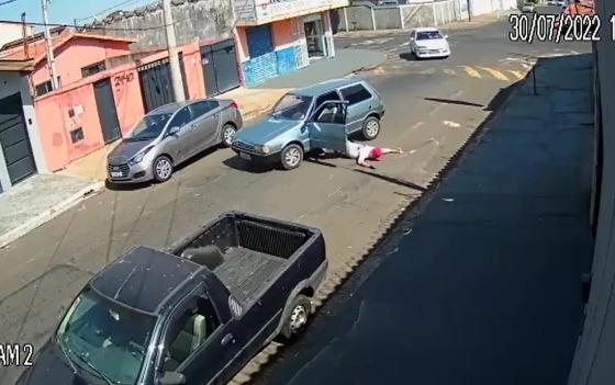 Câmera de segurança registrou o momento em que o motorista caiu do carro em movimento em Franca, SP 