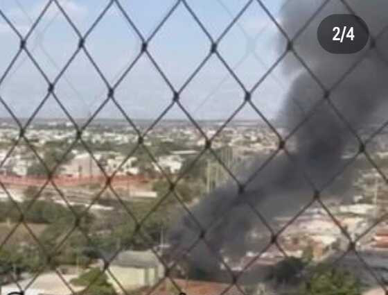 Chamas enormes podiam ser vistas a quilômetros de distância