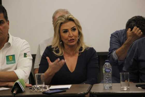 Márcia culpa Mauro pela fila dos ossinhos e elogia Lula