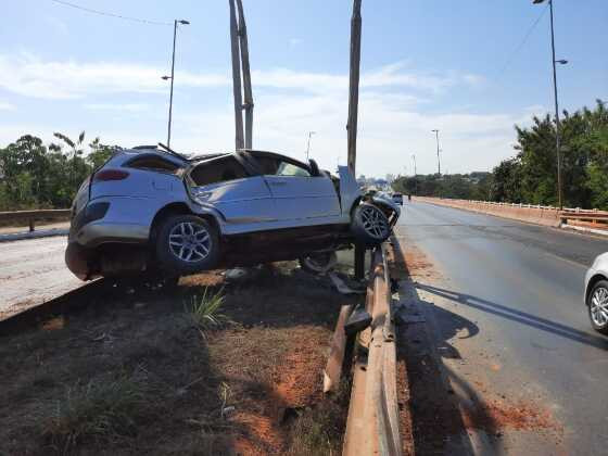Veículo ficou destruído após batida