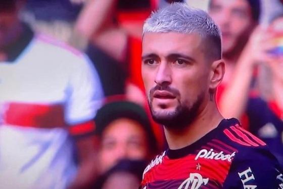 Ela respondeu ao jogador com bom humor: “Você é ídolo do meu namorado”, e o assunto imediatamente viralizou.