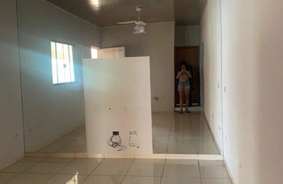 Mulher tira foto na casa do falecido pai e se assusta com o que viu