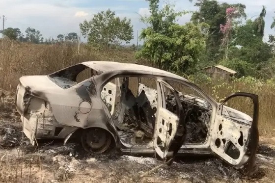 Carro onde as vítimas estavam foi incendiado após assassinato