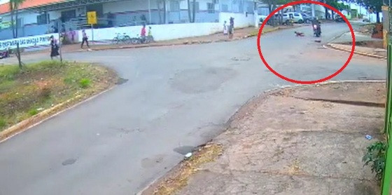 Criança é atropelada por motociclista na saída de escola.