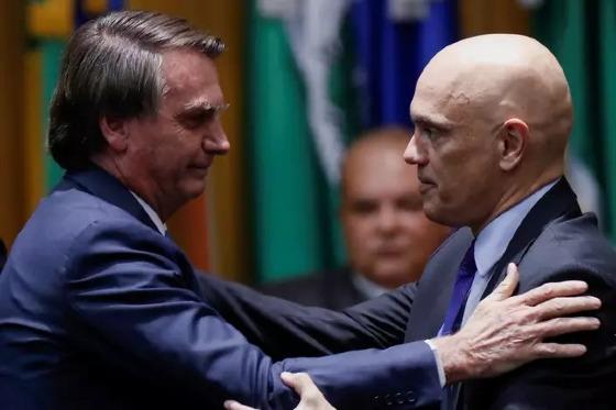 Bolsonaro cumprimenta o ministro Alexandre de Moraes, que foi sorteado relator de sua candidatura