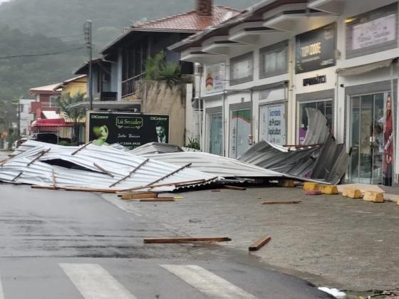 Placas foram arrancadas por conta do vento 