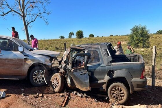 A condutora da picape não resistiu aos ferimentos e morreu no local