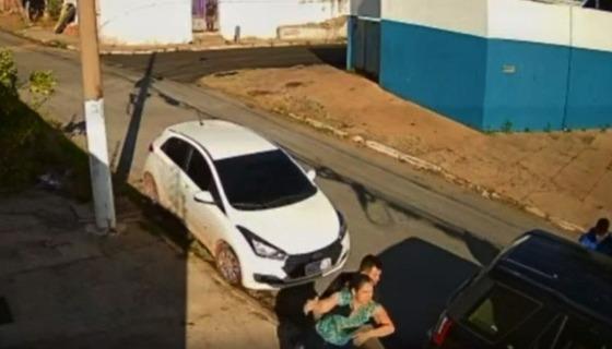 Mulher resiste à tentativa de sequestro e bandidos fogem levando o carro dela 