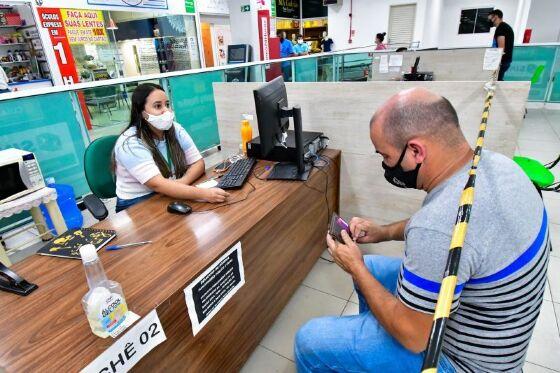 As oportunidades são para os cargos de: administrador de recursos humanos, analista de planejamento financeiro, auxiliar financeiro, babá, camareira de hotel, condutor de escavadeira,  , técnico agrícola, entre outras vagas.