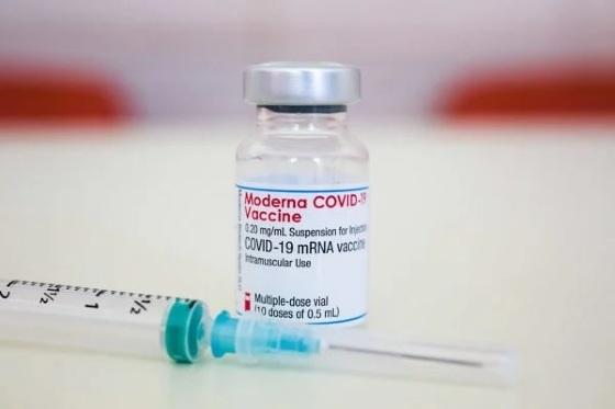 Com a decisão, a Inglaterra se tornou o primeiro país a ter uma vacina bivalente eficaz tanto contra a cepa original do Sars-CoV-2 .