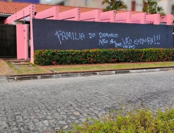 Mansão de Arthur O Urso foi pichada em João Pessoa