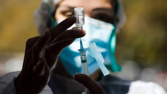 Recomendação de dose adicional de reforço é para idosos, imunossuprimidos, pessoas com comorbidades graves, gestantes e profissionais de saúde.Na imagem, enfermeira manipulando ampola de vacina