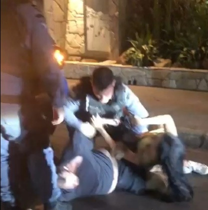 Policiais imobilizaram e prenderam o homem