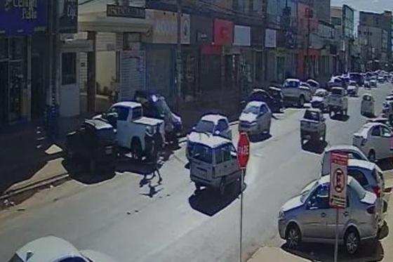 O motorista espera na faixa para estacionar do outro lado da rua