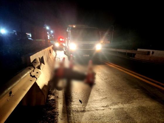 O idoso foi atropelado ao tentar atravessar a rodovia. 