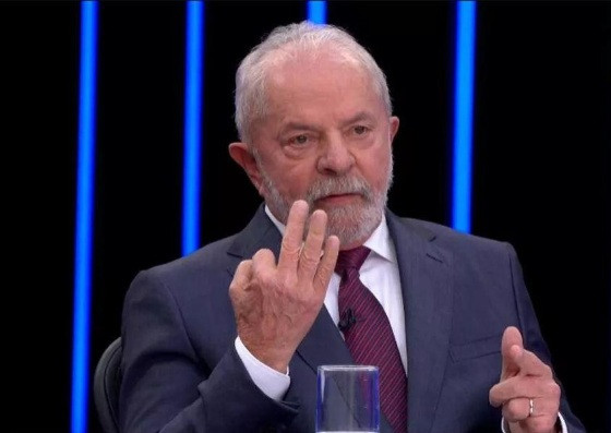 Lula culpou Bolsonaro por pegar carona suspeita