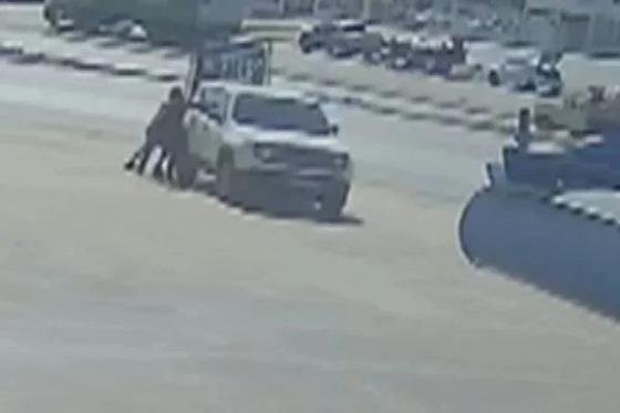 Depois de descer pela calçada o carro só parou quando colidiu contra uma lancha