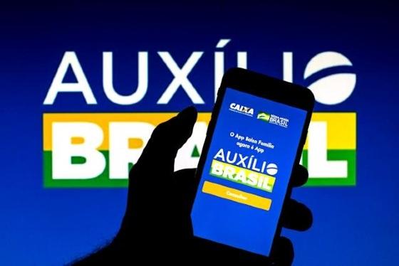 Auxílio Brasil paga R$ 600 mensais para famílias de baixa renda