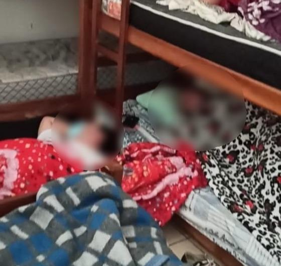 Vídeo mostra técnico em enfermagem tentando passar a mão em colega de trabalho que dormia em hospital