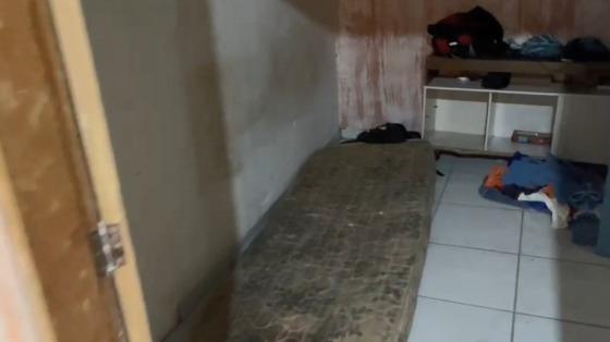 Jovem era mantido em cativeiro, com pés e mãos amarrados e deitado em um colchão.