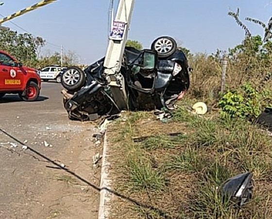 Jovem morreu na hora. Dois irmãos adolescentes foram resgatados pelo Samu.