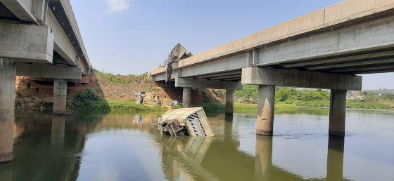 A segunda carroceria do veículo  tombou e caiu no rio São Lourenço abaixo da ponte