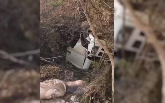 Cabine do caminhão ficou destruída após acidente