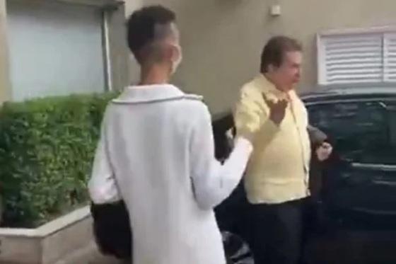 O Dono do Baú foi abordado por alguns fãs e se recusou a posar para fotos