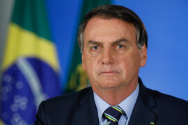À polícia, Bolsonaro justifica arma: “Tenho 3 mulheres em casa”
