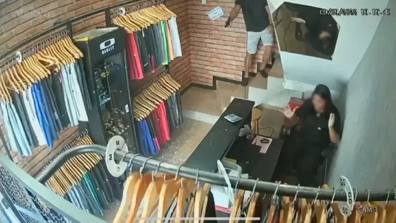 O proprietário estava no andar de cima e viu toda a cena do assalto. 