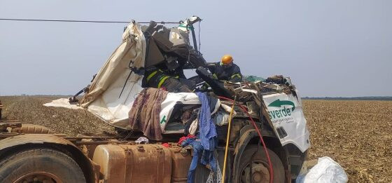 O motorista do veículo de carga foi achado morto dentro da cabine. 