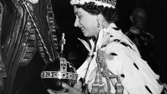 Rainha Elizabeth 2ª segura o cetro de ouro e o orbe durante sua coroação em 1953