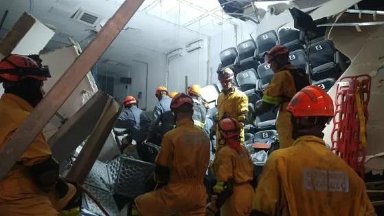 Estrutura desabou e deixou ao menos seis mortos e 31 feridos ... - Veja mais em https://noticias.uol.com.br/cotidiano/ultimas-noticias/2022/09/20/arquibancada-desaba-sao-paulo.htm?cmpid=copiaecola